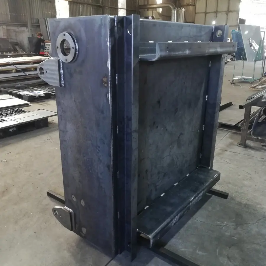 Welded plate frame with a machined bearing ring and a lug bracket welded on the side